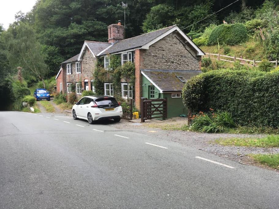 200 Year Old Gardener'S Cottage, Mid Wales Лланидлос Экстерьер фото